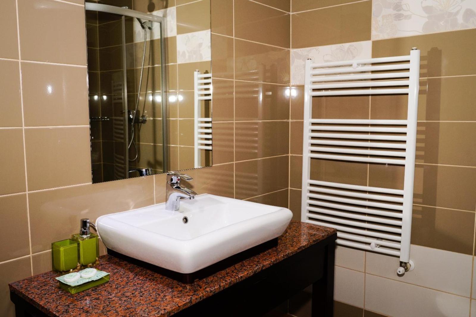 Hotel Criss Bucarest Esterno foto