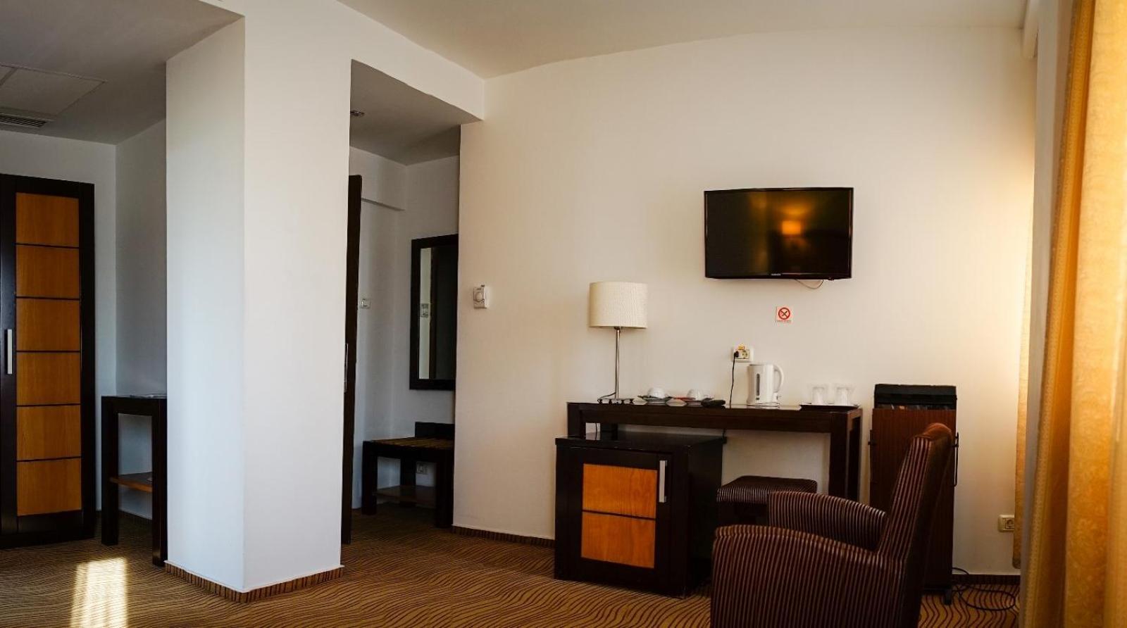 Hotel Criss Bucarest Esterno foto