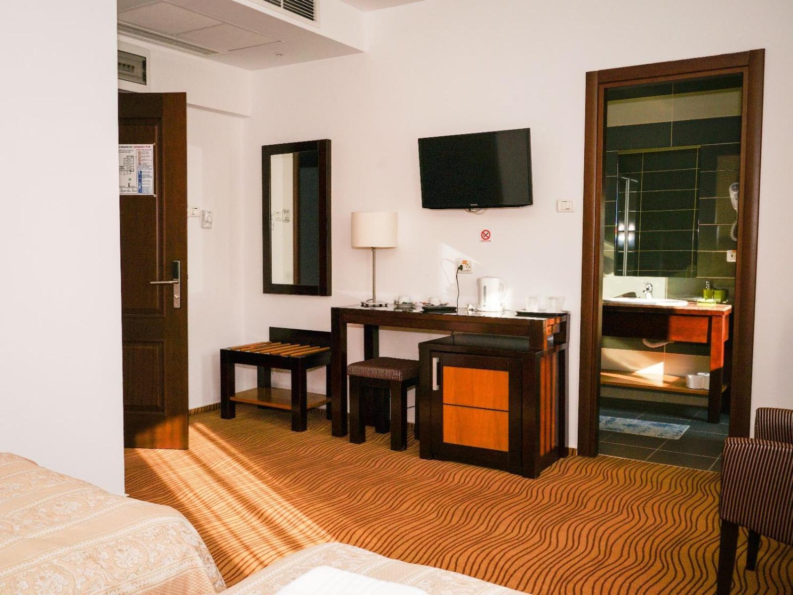 Hotel Criss Bucarest Esterno foto